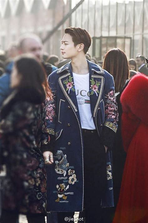 shinee minho in italia per gucci|SHINee's Minho Looked Like Royalty In This Unusual Coat At .